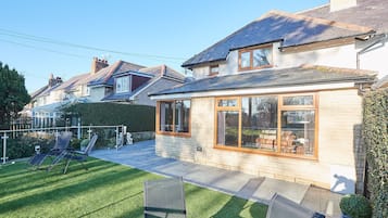 House | 2 bedrooms, desk