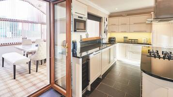 House | 2 bedrooms, desk