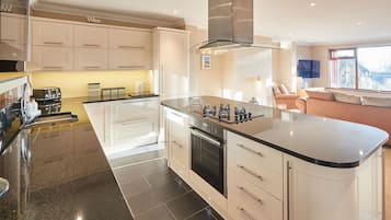 House | 2 bedrooms, desk