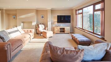 House | 2 bedrooms, desk