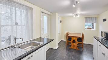 House | 2 bedrooms, desk, Internet