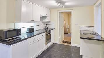 House | 2 bedrooms, desk, Internet