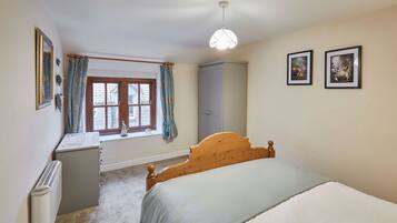 House | 2 bedrooms, desk, Internet