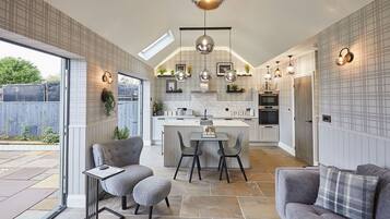 Nhà, phù hợp cho người khuyết tật | 2 phòng ngủ, bàn