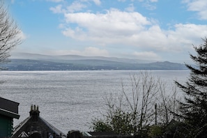 A view of a large body of water with distant hills and a cloudy sky. - Host Stay Freshwater River View (Dunoon)