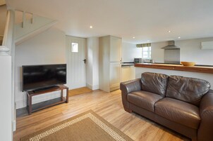 House | 2 bedrooms, desk