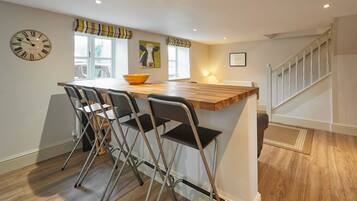 House | 2 bedrooms, desk