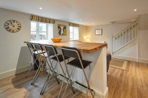 House | 2 bedrooms, desk