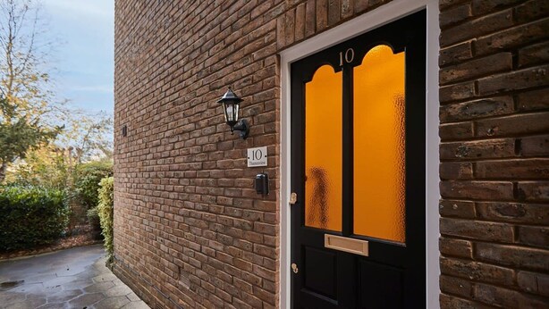A brick building with a black door marked "10 Thamesview." - Host Stay Thamesview (Staines)