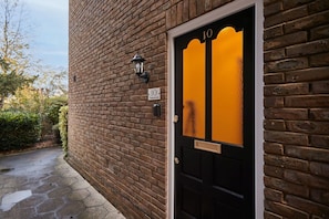 A brick building with a black door marked "10 Thamesview." - Host Stay Thamesview (Staines)