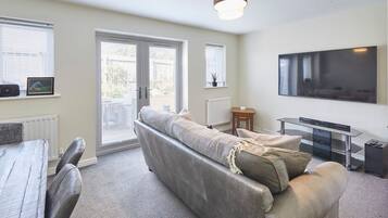 House | 2 bedrooms, desk