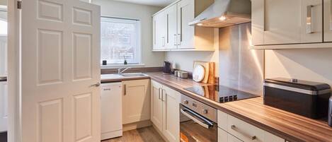 2 bedrooms, desk