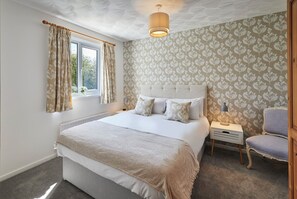 House | 3 bedrooms, desk