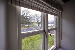 House | 3 bedrooms, desk