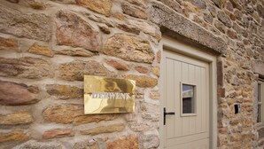 Un bâtiment en pierre avec une porte et une enseigne sur laquelle on peut lire « DERWENT ».