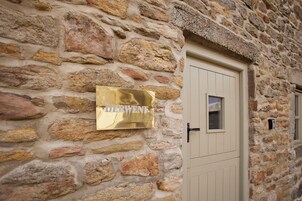 House | 3 bedrooms, desk