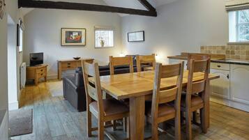 House | 3 bedrooms, desk