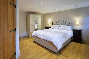 House | 3 bedrooms, desk