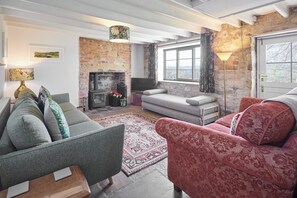 House - Host Stay Lop Hall (Whitby)