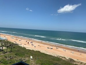 På stranden