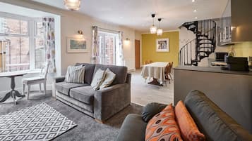 House | 1 bedroom, desk