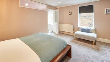 House | 1 bedroom, desk