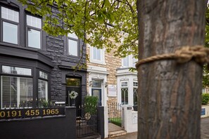 House | 9 bedrooms - Host Stay Ocean House (South Shields)