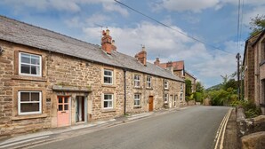 A row of stone buildings with a narrow street. - Host Stay Church View Cottage (Matlock)