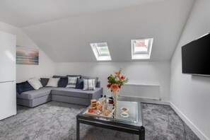 Standard Room (Sea Breeze) | 2 bedrooms, desk, iron/ironing board, free cots/infant beds - Apartments in Skinningrove, Cattersty Sands Beach (Saltburn-by-the-Sea)