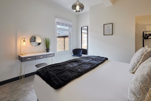 A bedroom with a bed, a desk, a chair, and a window. - Host Stay Darcey House (Scarborough)
