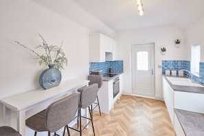 House | 2 bedrooms, desk