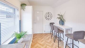 Apartment | 2 bedrooms, desk