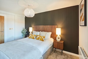 House | 2 bedrooms, desk