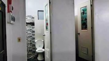 Ducha, secador de pelo, toallas y jabón