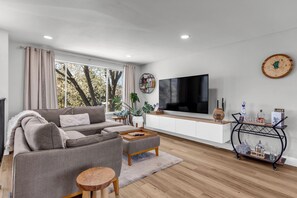 Smart TV, chimenea, videojuegos y libros