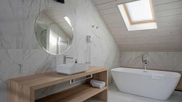 Villa de lujo | Baño | Amenidades de baño gratuitas y secadora de cabello