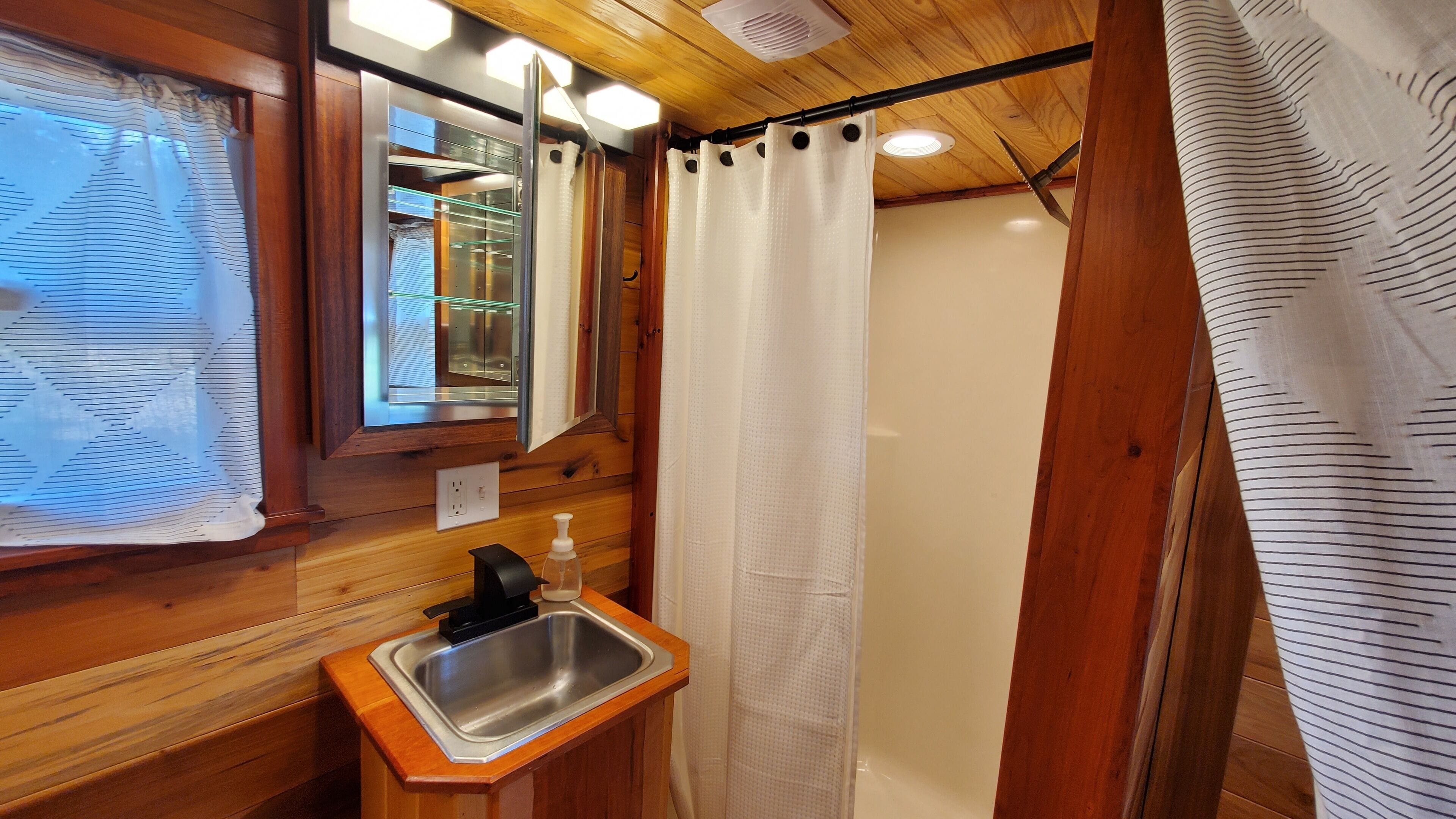 Hårføner, håndklær, såpe og sjampo