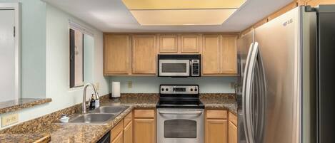 Frigorifero, microonde, forno, piano cottura