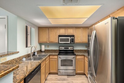 1 Bedroom Condo, Sparkling Pool, Fitness Center, Pets Welcome