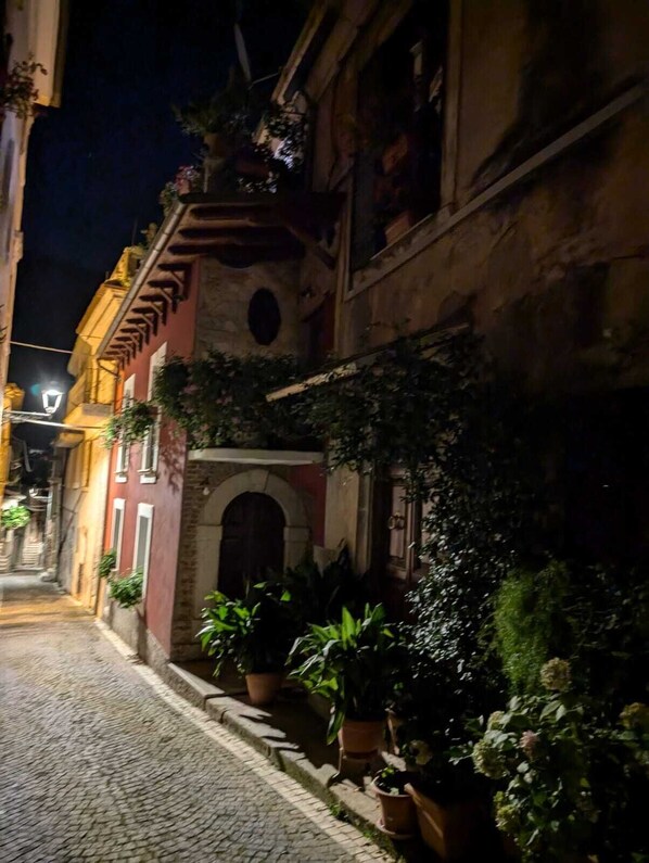Exterior detail - The Dwelling in the Rue A safe and comfortable home in the heart of the historic center. (Civitella Roveto)