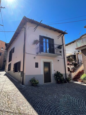 Exterior - The Dwelling in the Rue A safe and comfortable home in the heart of the historic center. (Civitella Roveto)