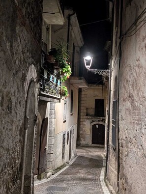 Property grounds - The Dwelling in the Rue A safe and comfortable home in the heart of the historic center. (Civitella Roveto)