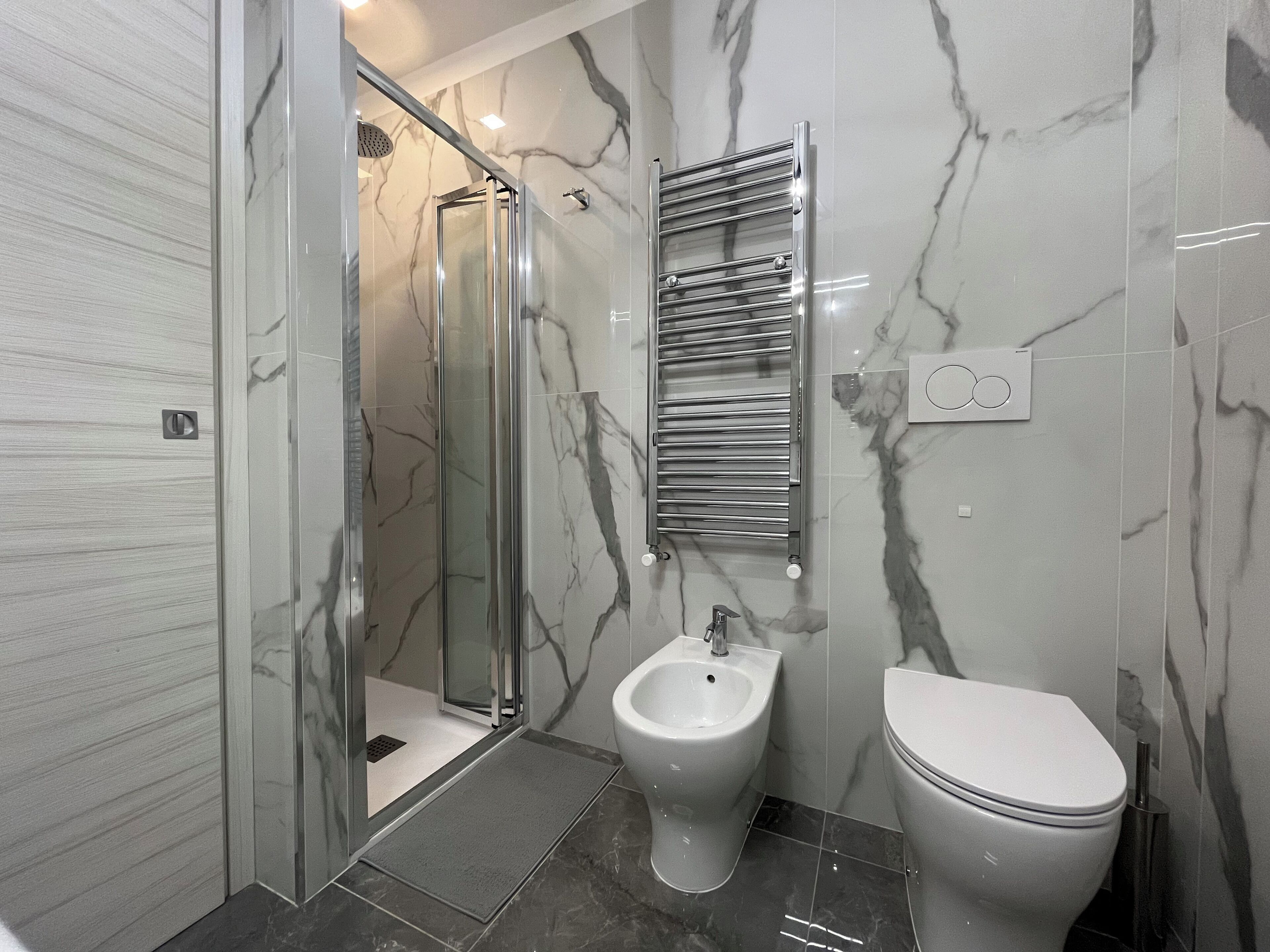 Douche, sèche-cheveux, bidet, serviettes fournies