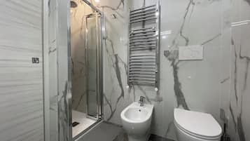 Douche, sèche-cheveux, bidet, serviettes fournies