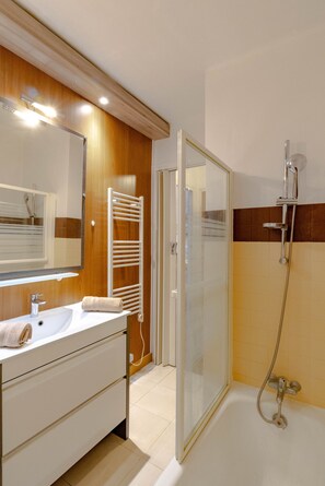 Bathtub, hair dryer, towels