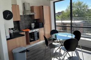 Kühlschrank, Mikrowelle, Ofen, Wasserkocher