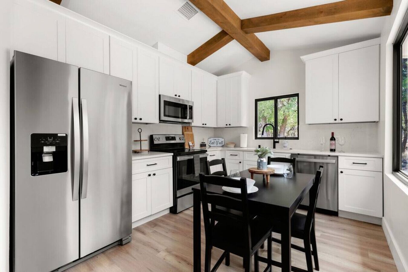 Geladeira, micro-ondas, fogão, cooktop