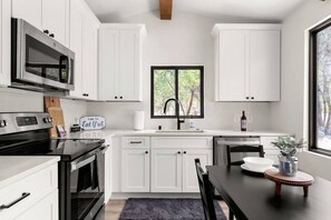 Kylskåp, mikrovågsugn, ugn och spishäll