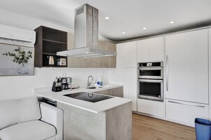 Business Apartment | Private kitchen | Full-size fridge, microwave, oven, stovetop