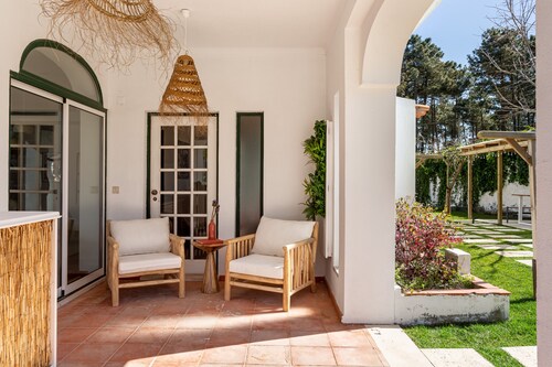Luxury Portuguese villa with pool, sauna & tennis close to Fonte de Telha beach